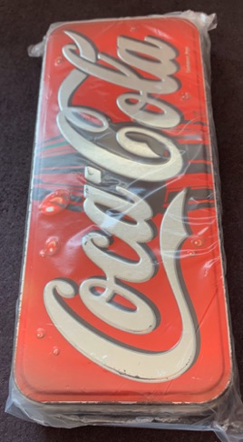 76144-3 € 3,00 coca cola pennenblikje rood.jpeg